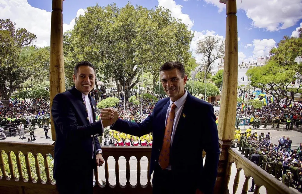 Edmand Lara junto a Rodrigo Paz durante la entrega de credenciales, el miércoles en Sucre. FOTO: APG