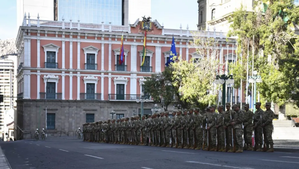 Efectivos militares se desplegaron en la plaza Murillo durante el ensayo del operativo previsto para el sábado 8 de noviembre. FOTO: APG