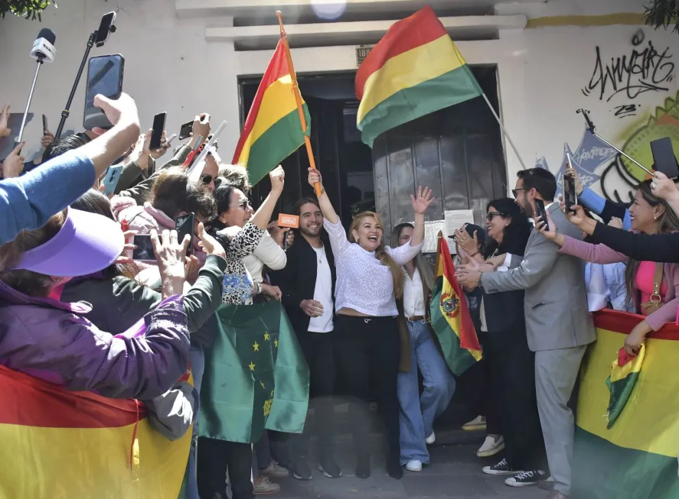 Jeanine Añez es recibida por sus seguidores tras salir del penal.  FOTO: APG