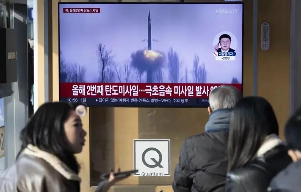 Personas ven el lanzamiento de un misil en una imagen de archivo. Foto: EFE