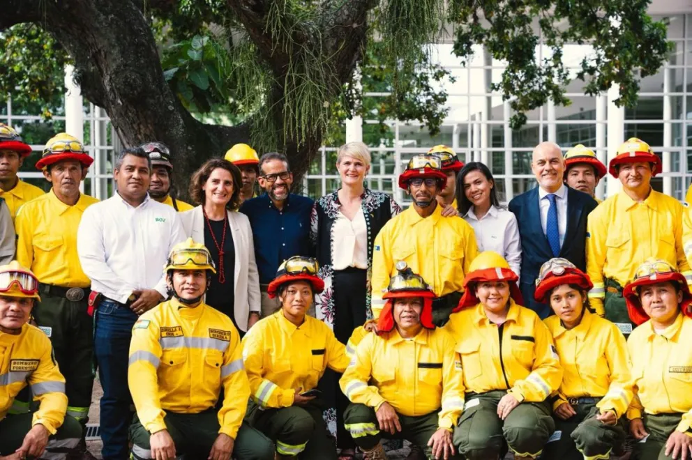 Teresa Ribera junto a bomberos forestales en Santa Cruz. Foto: UE