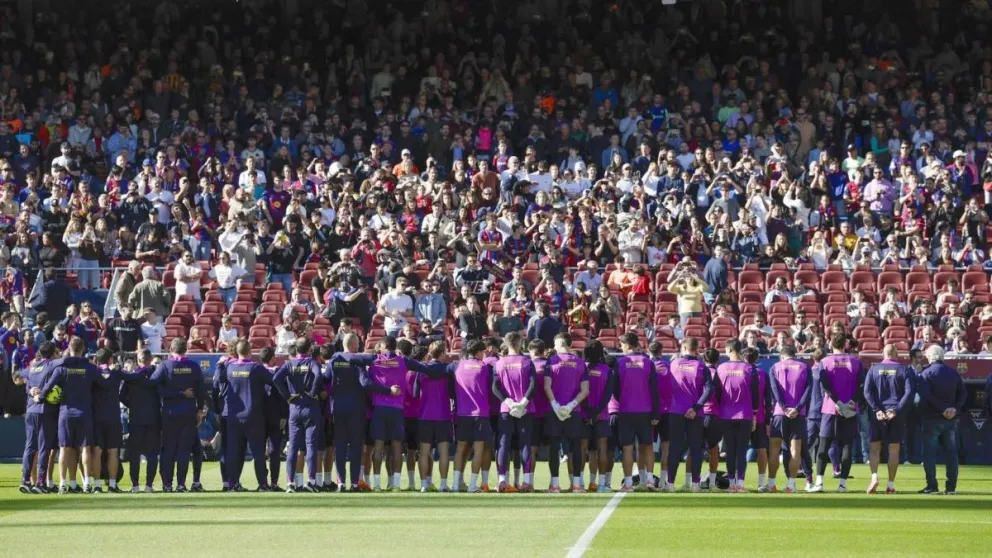 Cuerpo técnico, jugadores del primer plantel y de otras divisiones posan delante de sus hinchas. Foto: EFE