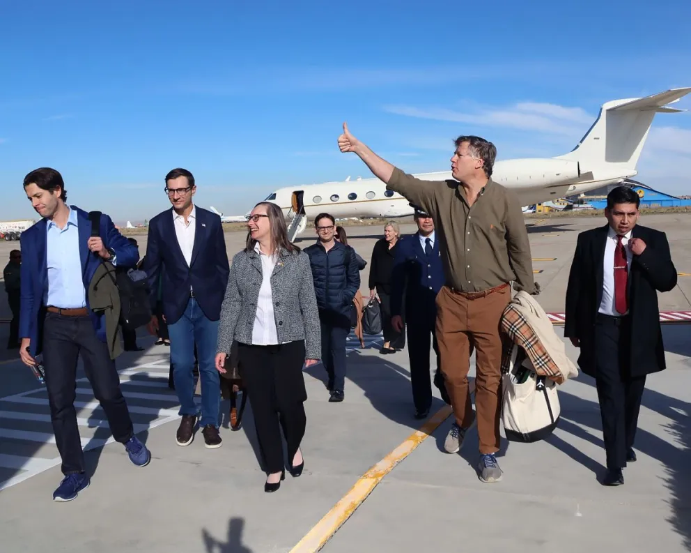 El subsecretario de Estado de EEUU, Christopher Landau este viernes a su llegada a La Paz, junto a los integrantes de la delegación. Foto: Embajada de EEUU