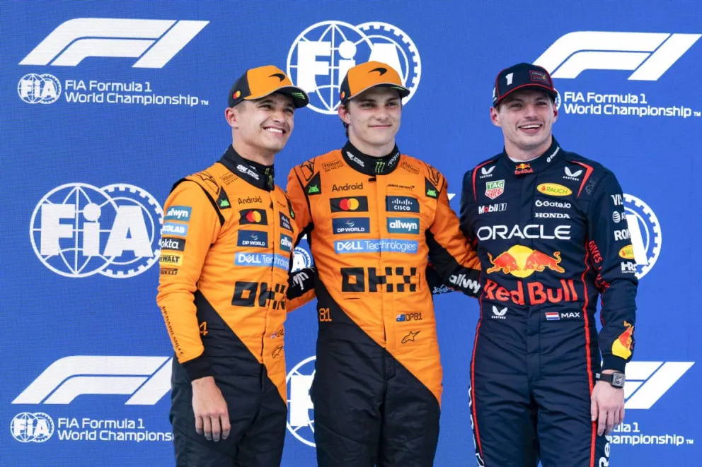Lando Norris (izq.), líder del Mundial de Fórmula Uno; junto a su compañero australiano Oscar Piastri y Max Verstappen. Foto: EFE