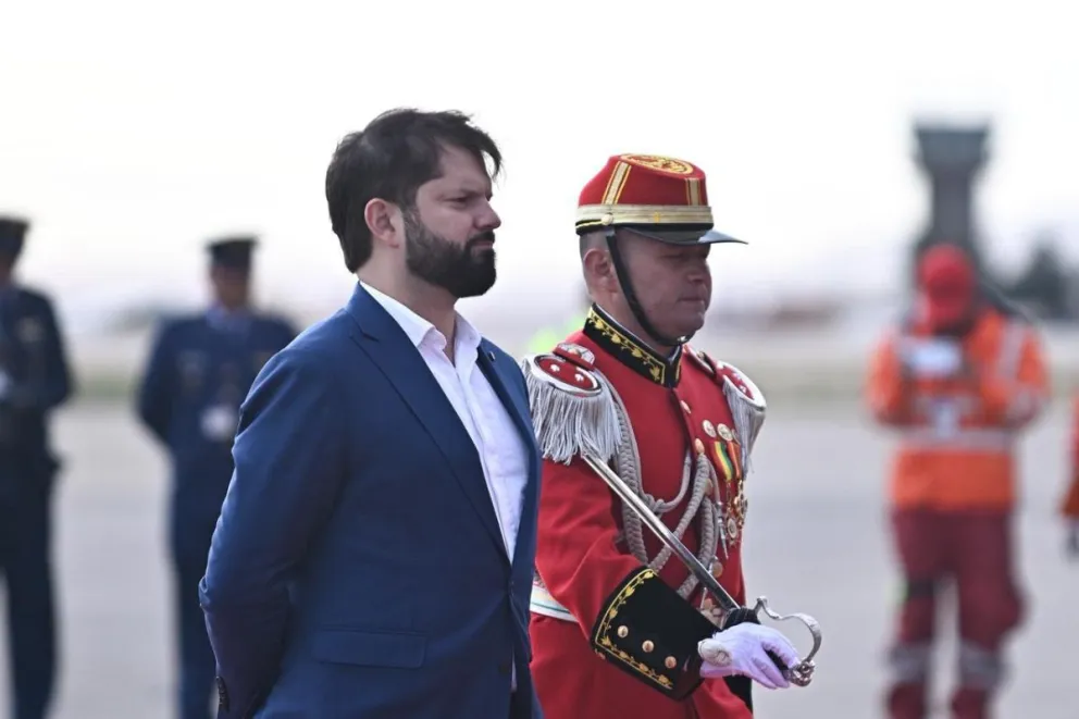 El presidente de Chile, Gabriel Boric, llega al Aeropuerto Internacional de El Alto. Foto: Cancillería