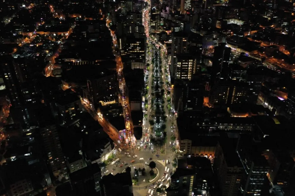 Vita aérea de la ruta troncal iluminada. FOTO: AMUN