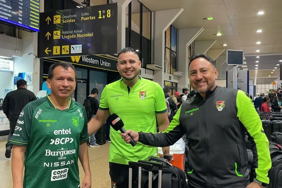 Miembros del cuerpo técnico de la Verde en el aeropuerto de Viru Viru previo a su viaje. Foto: Fúbol Canal.
