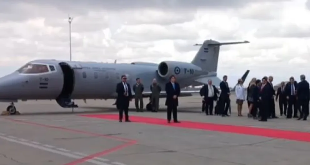El mandatario argentino, este sábado en el aeropuerto de El Alto.