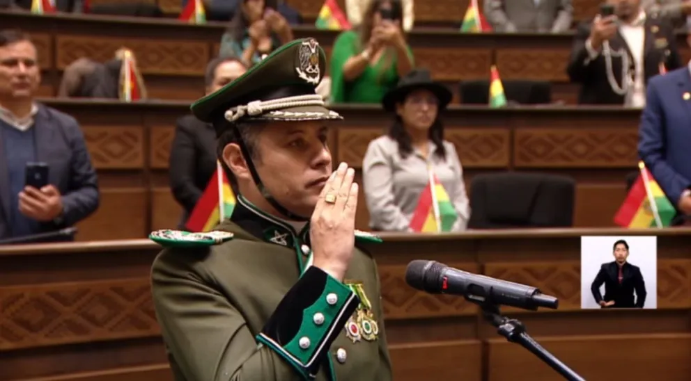Edmand Lara jura con el unifome de la Policía. Foto: ABI