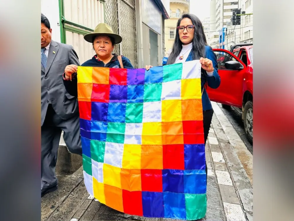 Wilma Alanoca con la wiphala, a unas cuadras de plaza Murillo. Foto: RRSS