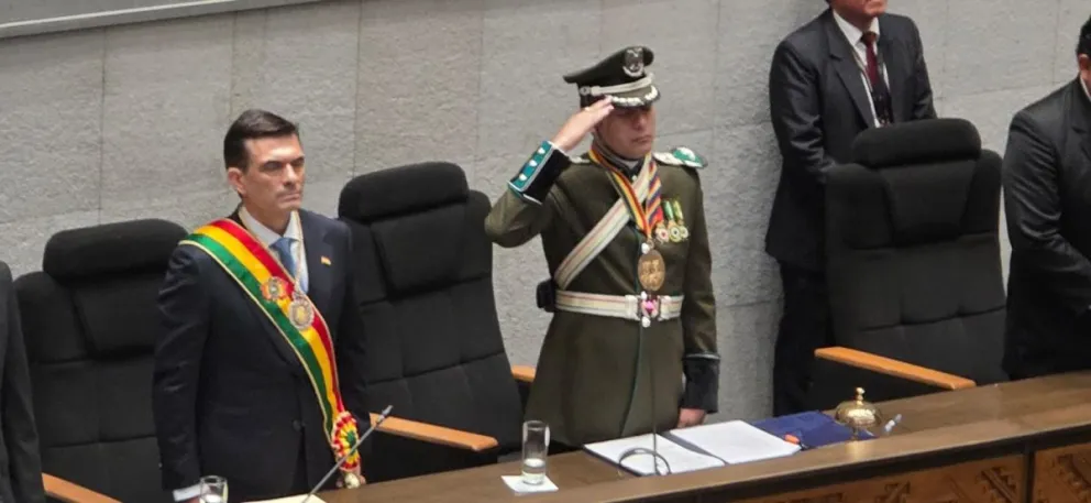 Lara junto a Paz, en la testera del Legislativo. Foto: ABI