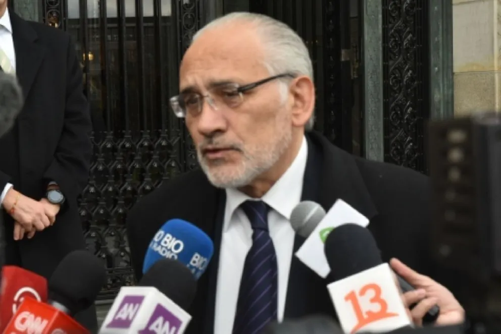 El expresidente Carlos Mesa en contacto con los medios. Foto: Captura