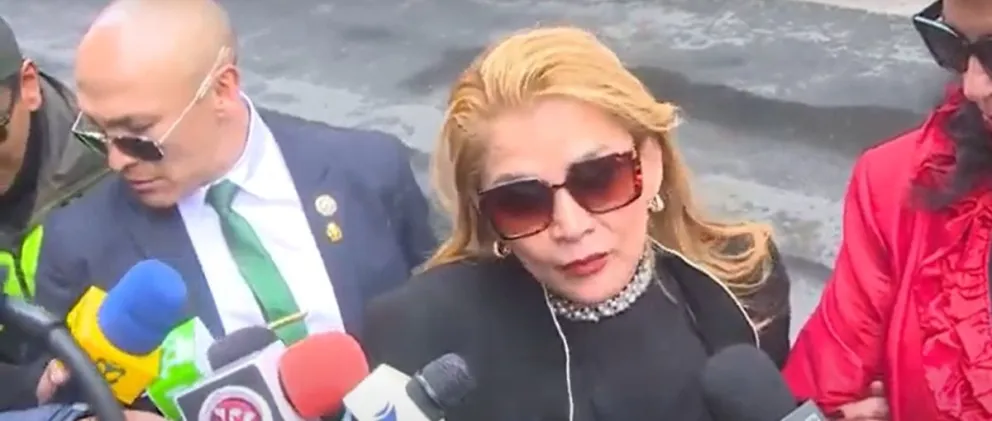 Jeanine Añez habla con los medios tras el acto. FOTO: Captura de video.