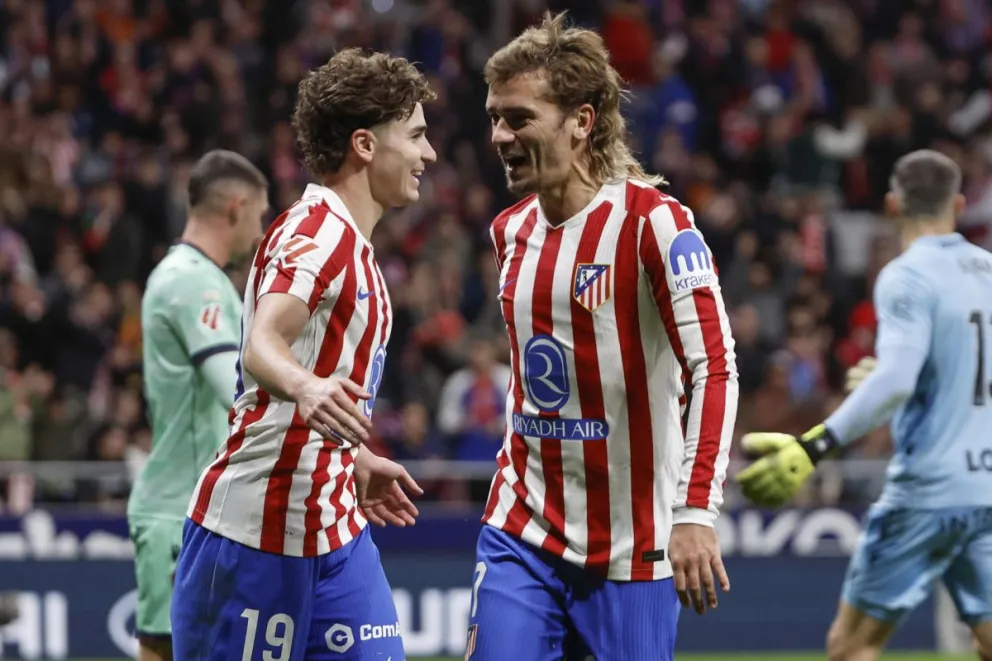 Griezmann (der.) festeja uno de sus dos goles. Foto: EFE.