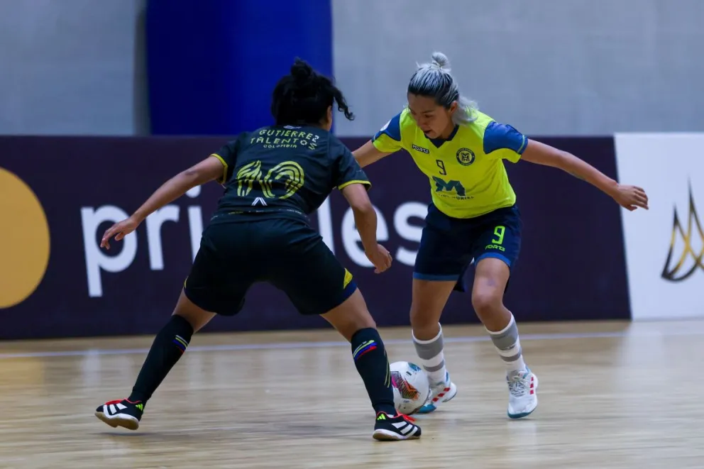 Incidencia entre Víctor Muriel (de amarillo) y Talentos. Foto: Conmebol.