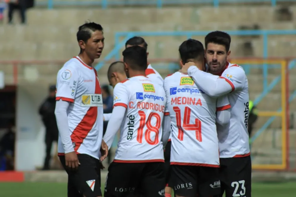 Jugadores de Always celebran uno de sus goles en El Alto. Foto: APG.