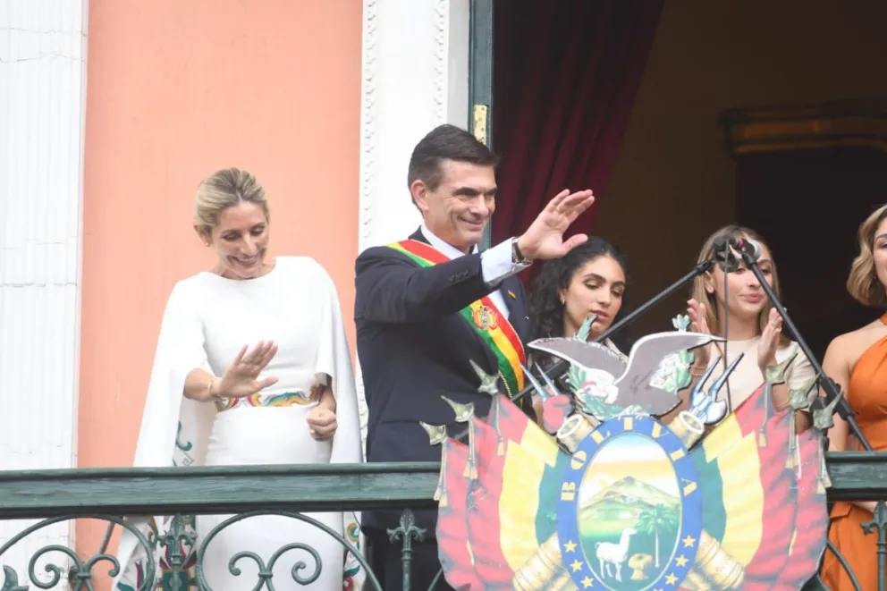 El Presidente y su familia en balcón de Palacio. FOTO: Marka Registrada