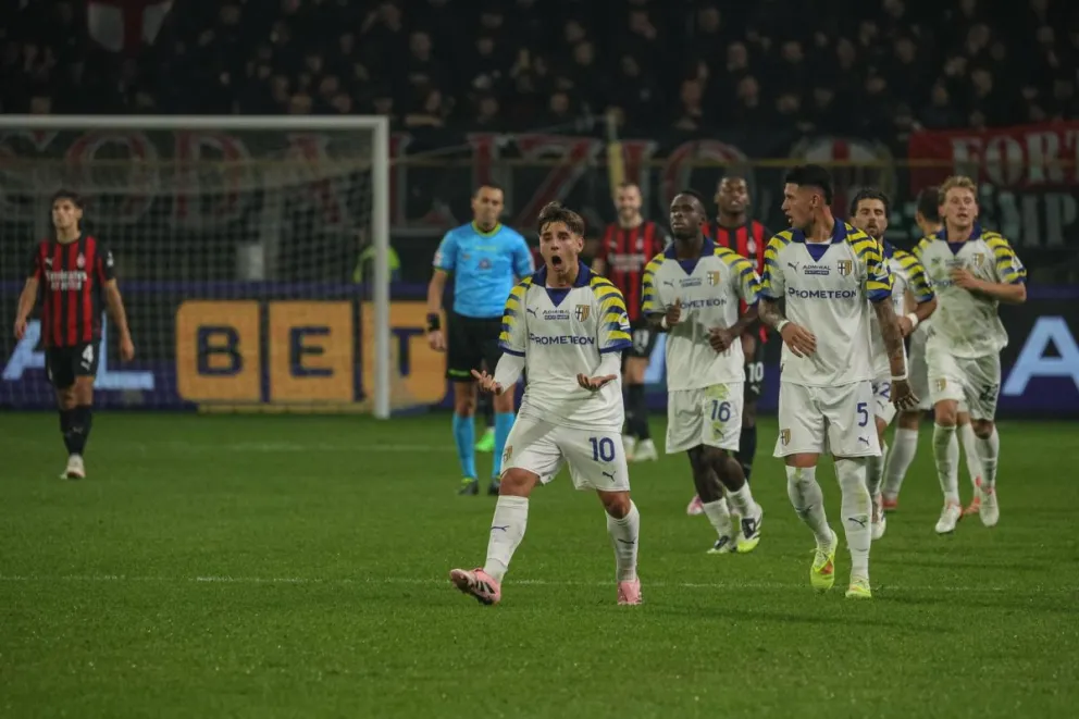 Bernabe (10), del Parma, festeja el 1-2 para su equipo. Foto: EFE.