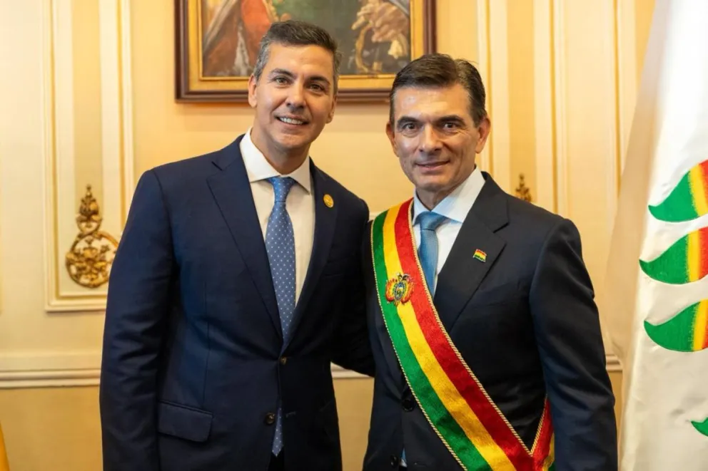 Foto cedida por la Presidencia de Paraguay de su mandatario, Santiago Peña (i), posando junto a su homólogo boliviano, Rodrigo Paz, durante su primera reunión bilateral este sábado, en La Paz. Foto: EFE