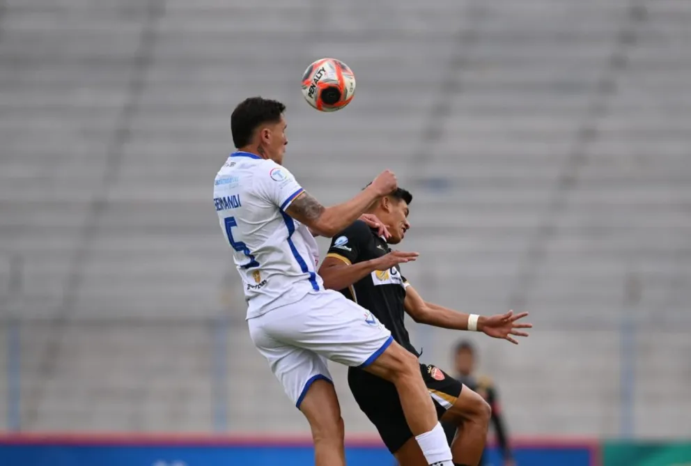 Incidencia entre GV San José (de blanco) y Real Oruro. Foto: Agencia Marka Registrada.