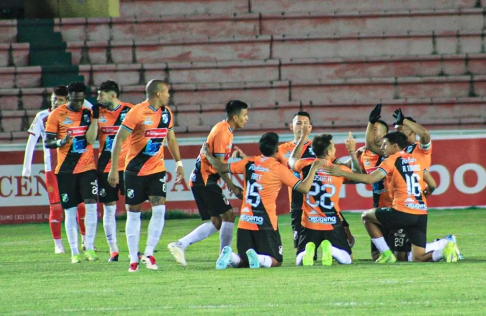 Futbolistas de Nacional festejan uno de sus goles. Foto: APG.