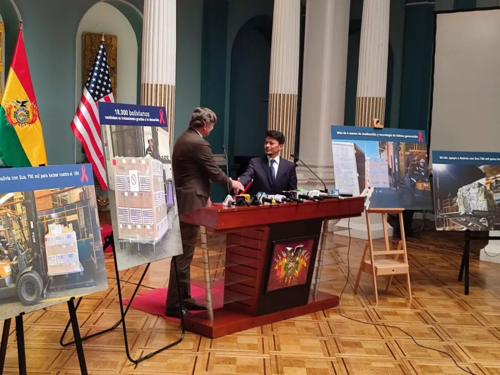 El vicesecretario de Estado de EEUU, Christopher Landau, y el representante especial del Gobierno boliviano, Fernando Aramayo. Foto: Paulo Lizárraga / Visión 360