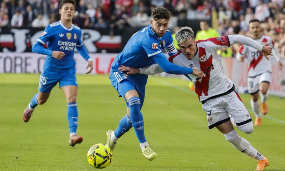 Valverde (izq.), del Real Madrid, lucha por la pelota con Chavarría. Foto: EFE.