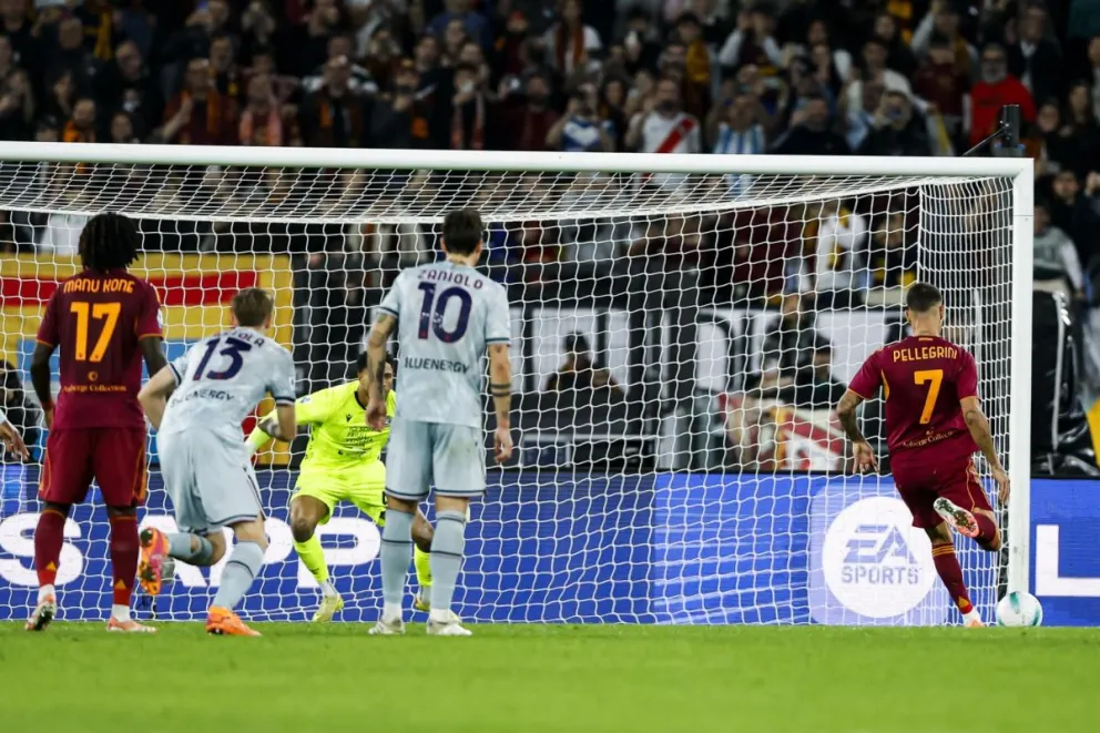 Pellegrini (der.), de la Roma, convierte el gol de penal. Foto: EFE.