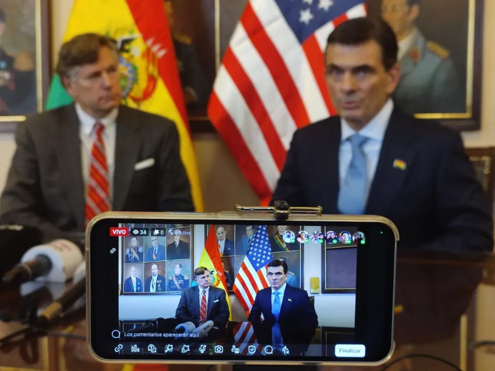 Paz (derecha) durante una conferencia con Christopher Landau. Foto: Paulo Lizárraga A.