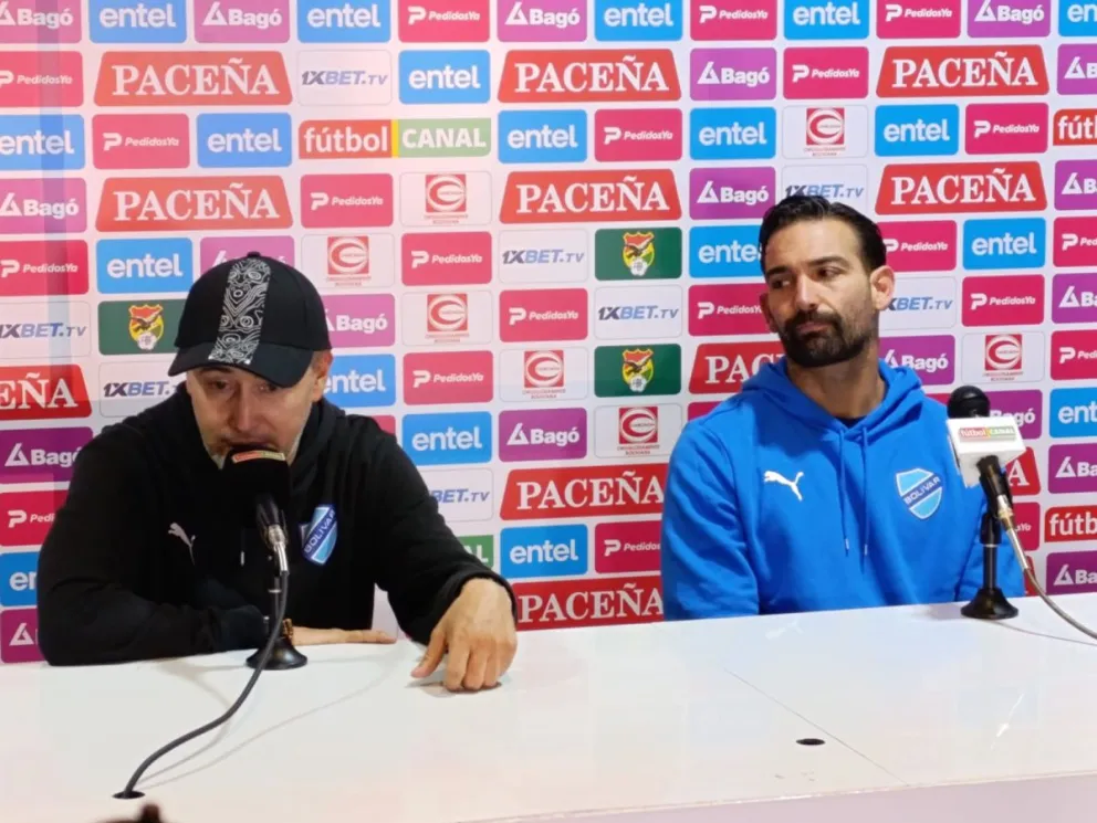 Robatto (izq.), en conferencia de prensa; a su lado, Cauteruccio. Foto: Sports 360.
