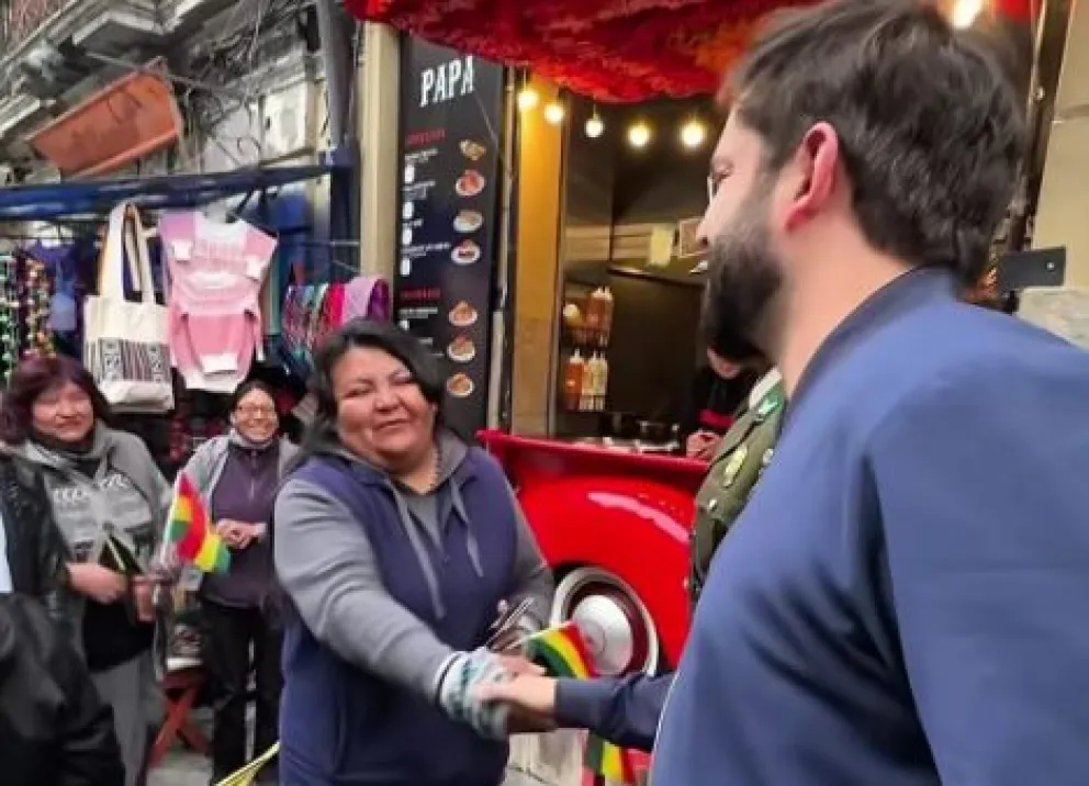 El presidente de Chile, Gabriel Boric, saluda a una ciudadana. Foto: RRSS