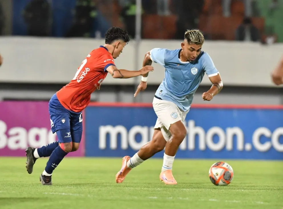 Celestes y rojos empataron a dos goles por lado en Cochabamba Foto: APG