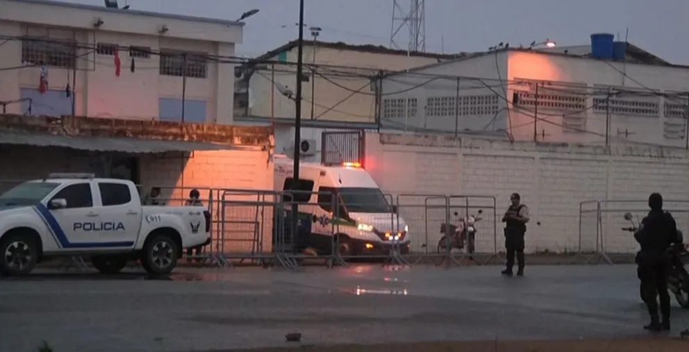 Un ambulancia llega a la prisión de Machala para rescatar a los heridos durante el tiroteo. Foto: CNN