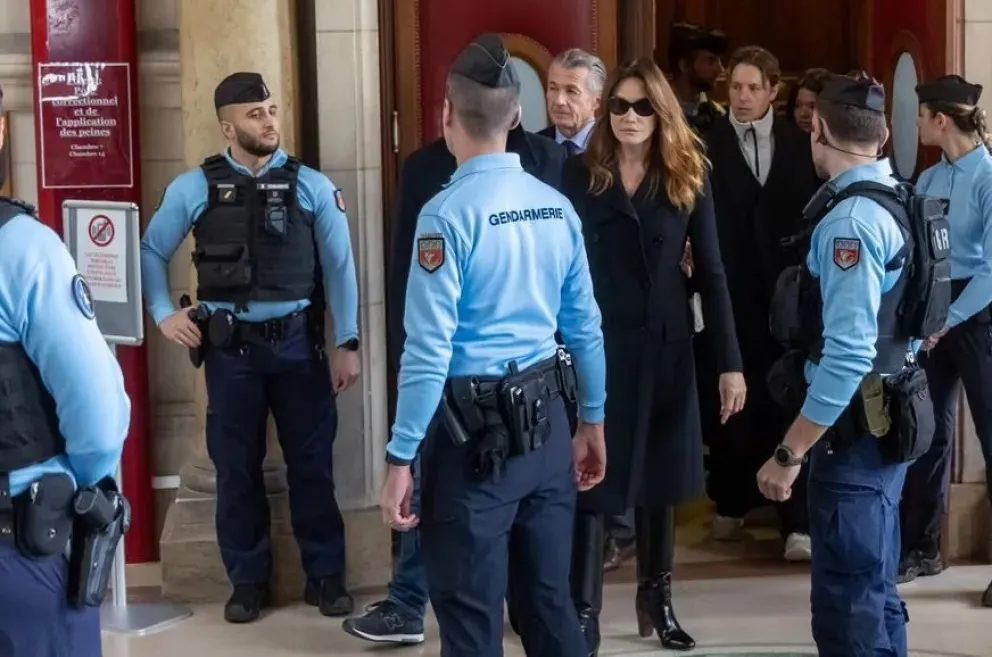 La esposa de Sarkozy, Carla Bruni, a su llegada a la Corte de París. Foto: EFE