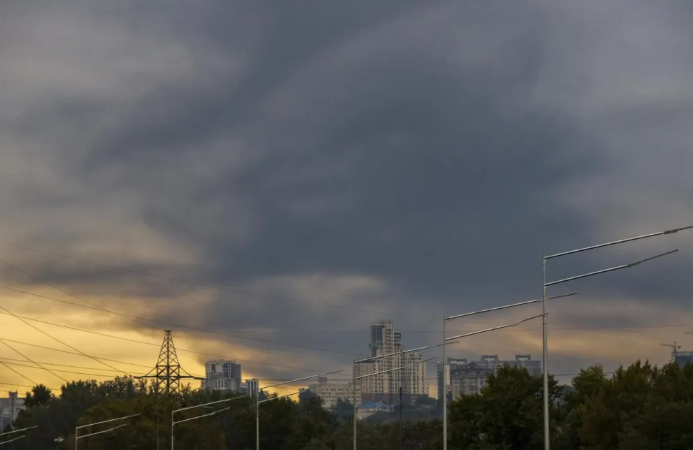 Imagen de archivo del humo causado por un ataque ruso en Kiev. Foto: EFE