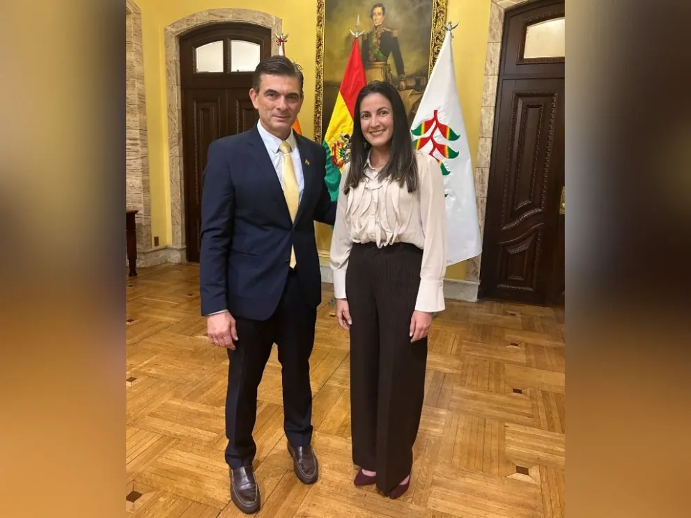 Rodrigo Paz con Rosa María Payá. Foto: @RosaMariaPaya