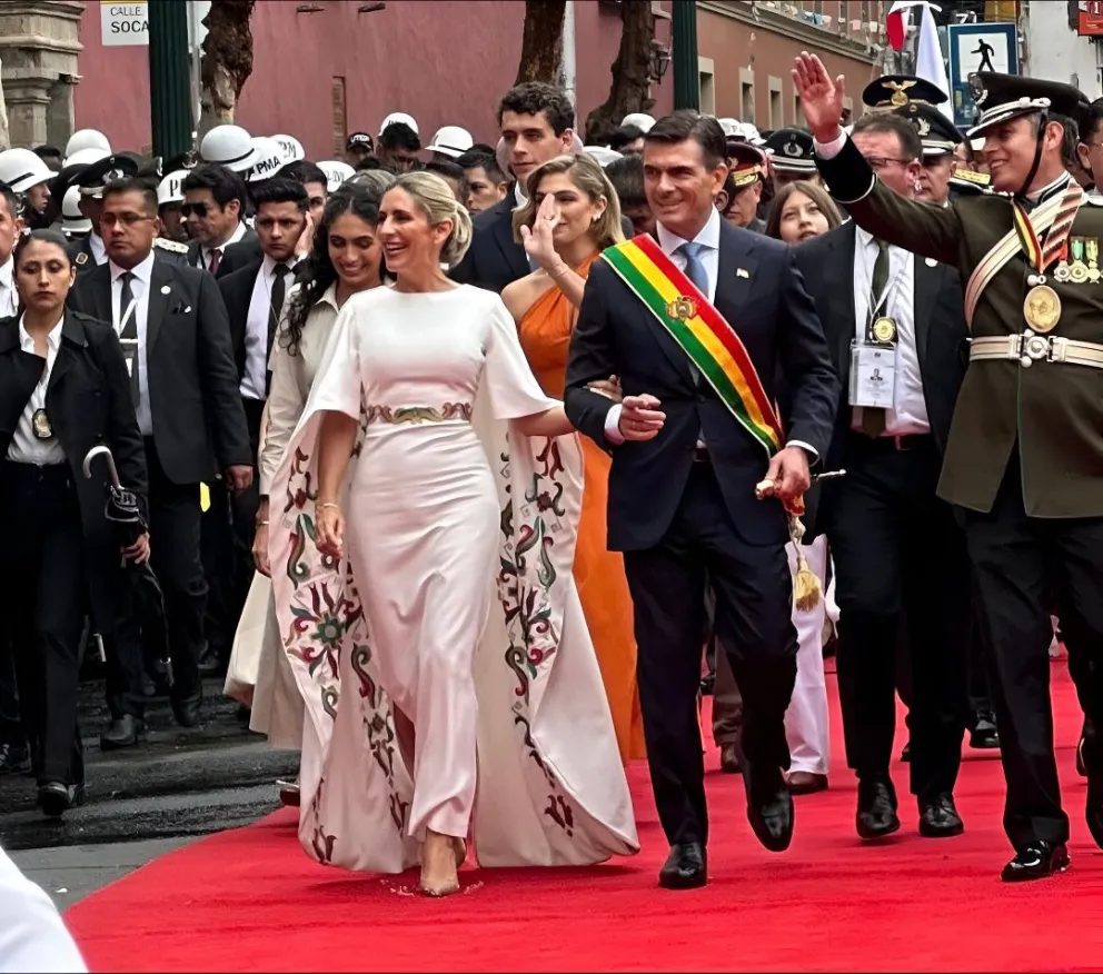 El presidente del Estado, Rodrigo Paz, junto a la primera dama, María Elena Urquidi. Foto: Diabla (mejorada con IA). 