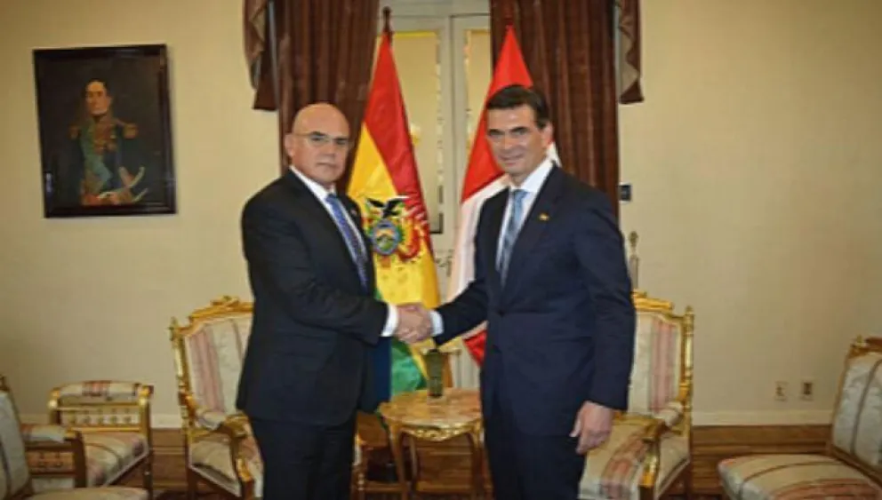 El primer ministro peruano Ernesto Álvarez junto al presidente de Bolivia, Rodrigo Paz. Foto: PCM