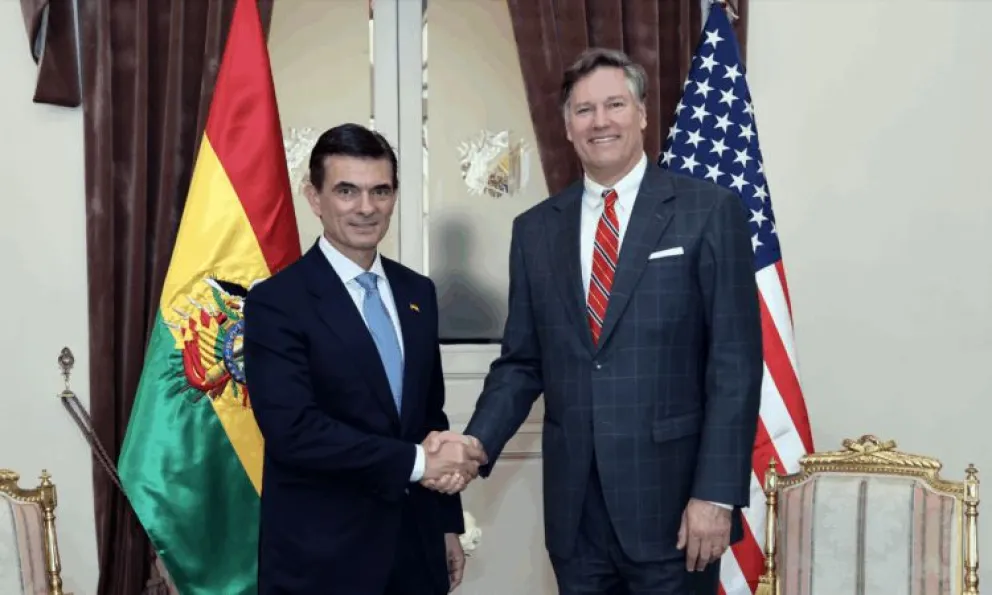 El presidente de Bolivia, Rodrigo Paz, junto al subsecretario de Estado de Estados Unidos, Christopher Landau. Foto: Embajada de EEUU
