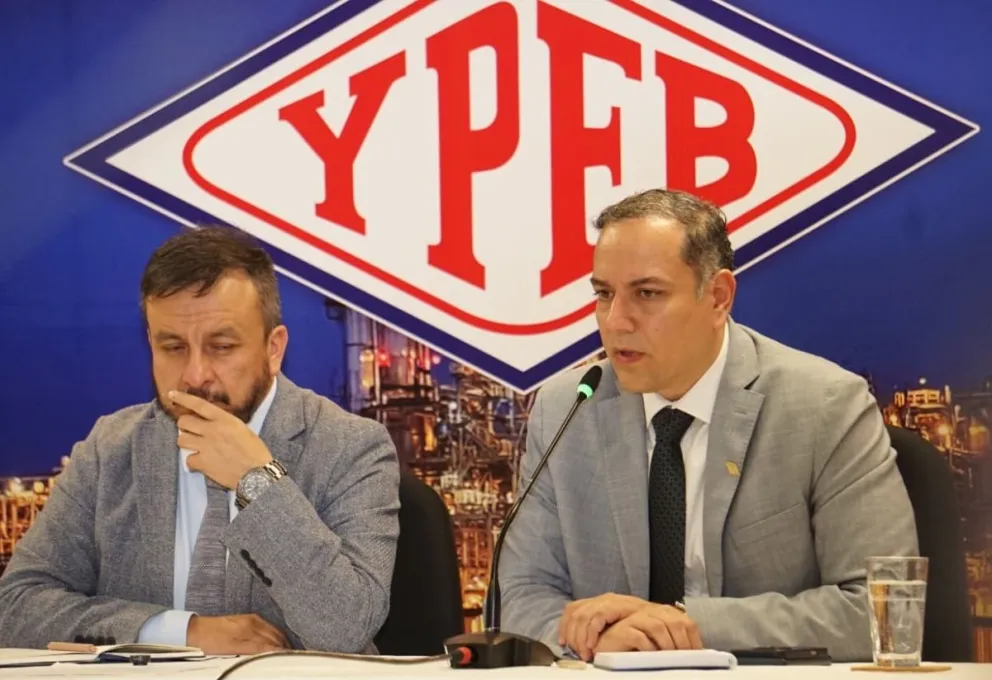 El ministro de Hidrocarburos, Mauricio Medinaceli y el nuevo presidente de YPFB, Yussef Akly Flores. Foto. APG
