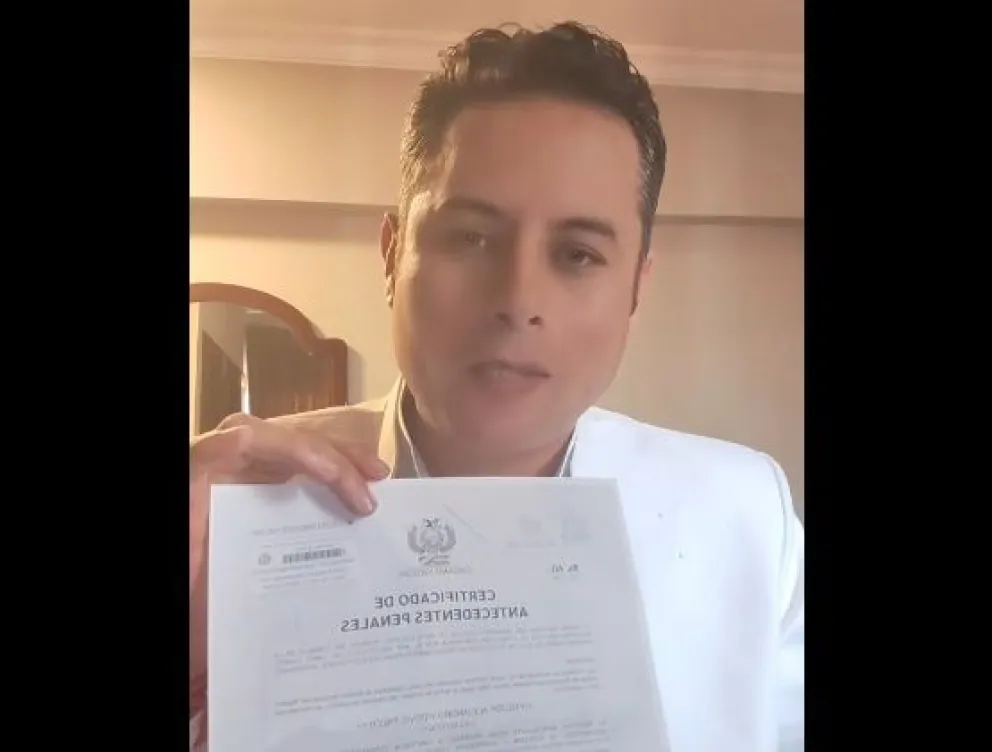 El vicepresidente Edmand Lara muestra el certificado de antecedentes penales del ministro de Justicia. Foto: RRSS