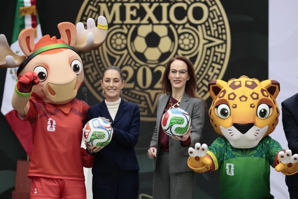 La presidenta de México Claudia Sheibaum (2-i), y la coordinadora de los trabajos del Gobierno Federal para el Mundial 2026, Gabriela Cuevas Barrón (2-d), posan con las mascotas de la Copa Mundial de la FIFA. Foto: EFE