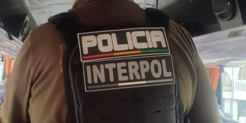 Un efectivo de interpol en operativo. FOTO: ABI