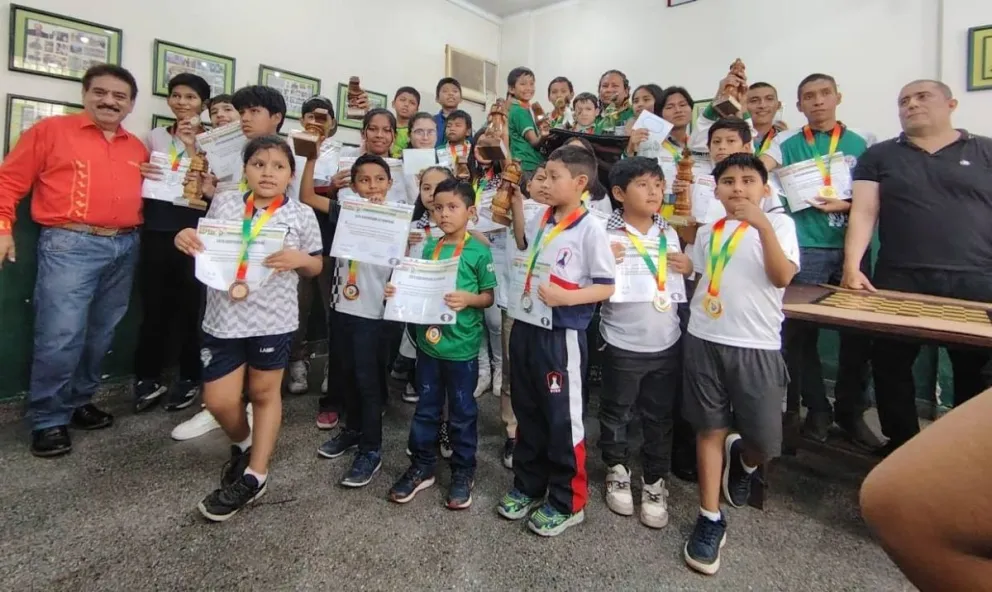 Los ganadores del torneo por Equipos. Foto: Federación Boliviana de Ajedrez.