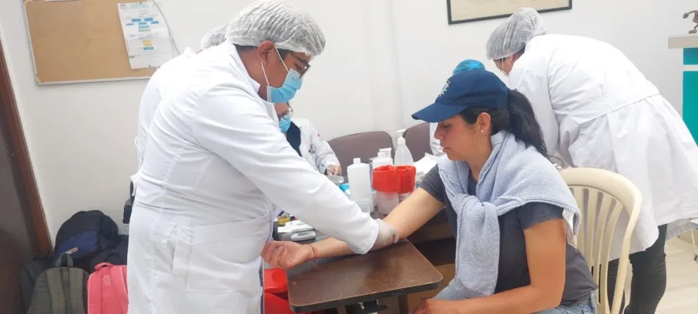 Médicos dependientes de la Alcaldía de La Paz atienden un paciente. FOTO: AMUN