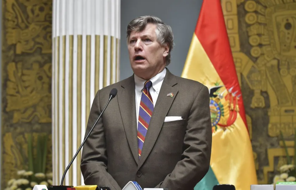 Christopher Landau tras entregar donación. FOTO: APG