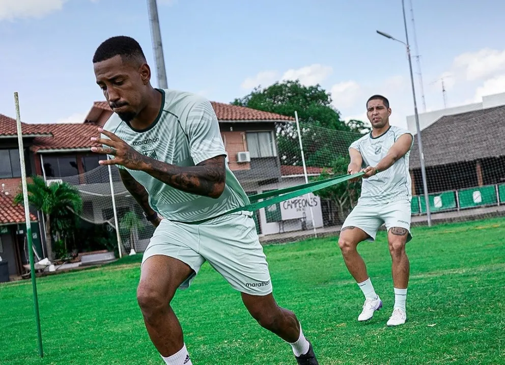Quinteros (izq.) en un entrenamiento anterior con su club. Foto: Oriente Petrolero.