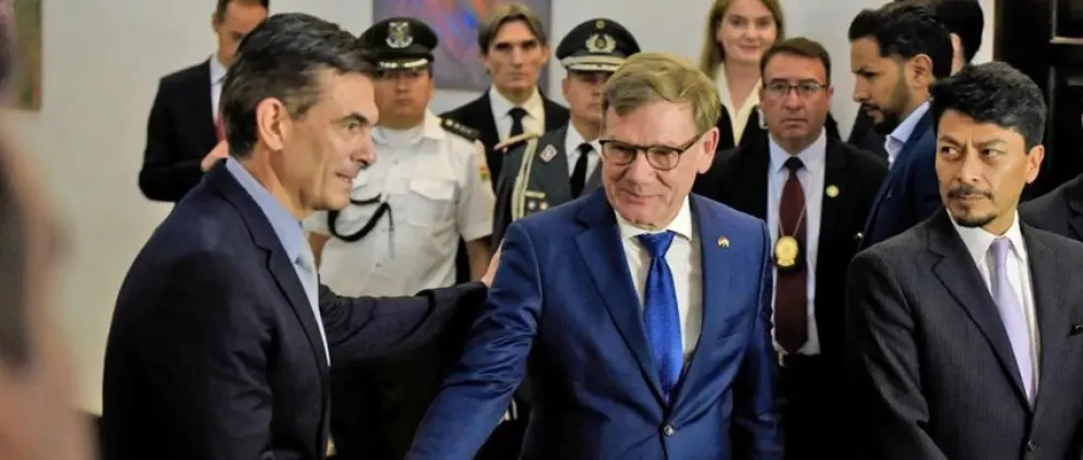 Rodrigo Paz junto con el ministro de Alemania, Johann Wadephul. FOTO: APG