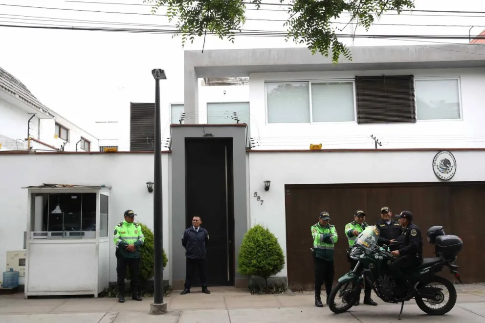Integrantes de la policía custodian la residencia de la Embajada de México, este lunes, en Lima (Perú). Foto: EFE