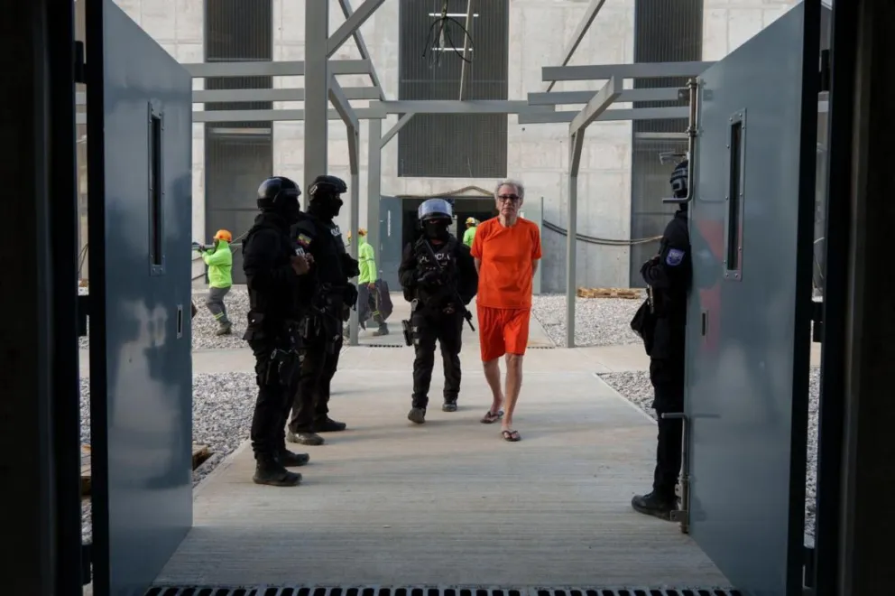 El exvicepresidente de Ecuador Jorge Glas a su llegada este lunes, a la cárcel del Encuentro. Fotos: @DanielNoboaOk